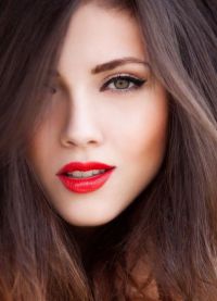 makijaż pod czerwoną szminką dla brunetki 9