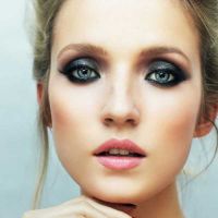 makijaż na jasnobrązowy z szaroniebieskimi oczami 9