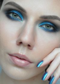 Makijaż pod niebieskim manicure 6