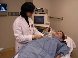 ultrazvok mlečnih žlez ali mamografija, ki je natančnejši