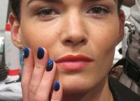 niebieska sukienka manicure 5