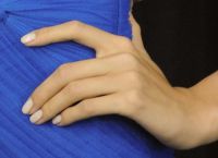 manicure do niebieskiej sukienki 8