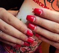 manicure z czerwonym lakierem 2