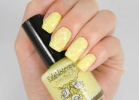 manicure z żółtym lakierem 8