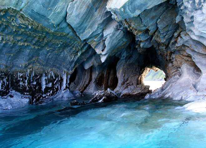 Неимоверно красочные лабиринты Мраморных пещер