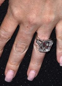 Он подарил ей кольццо с бриллиантом, стоимостью 16 миллионов долларов