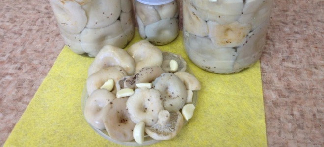 ukiseljene gljive s češnjakom