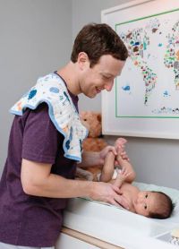 Марк Цукерберг пеленает дочь