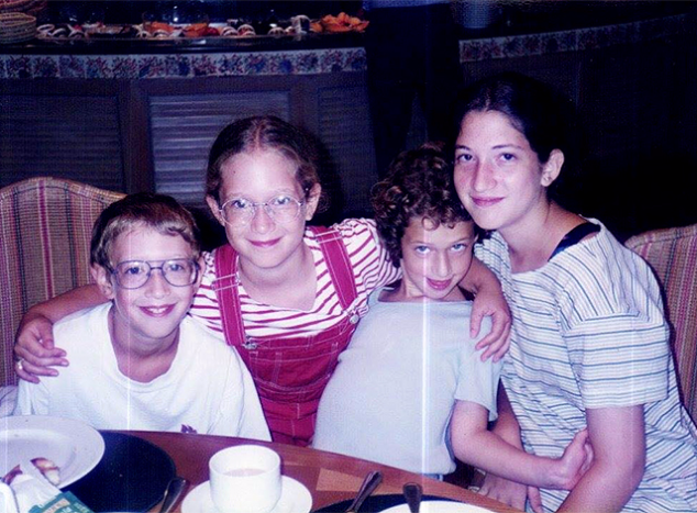 Марк Цукерберг со своими тремя сестрами