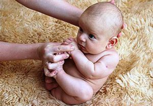 масаж за бебе 1 месец 2