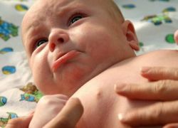 масажирайте стомаха на новороденото с колики