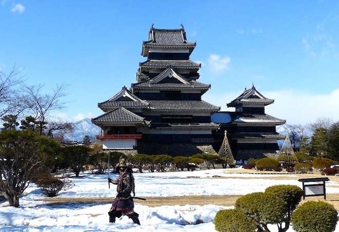 Замок надежно оберегается воином-самураем