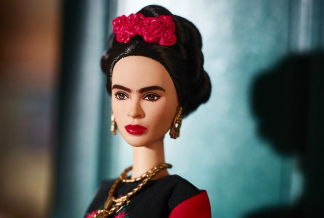 Общество возмутила кукла Барби в честь Фриды Кало без моноброви