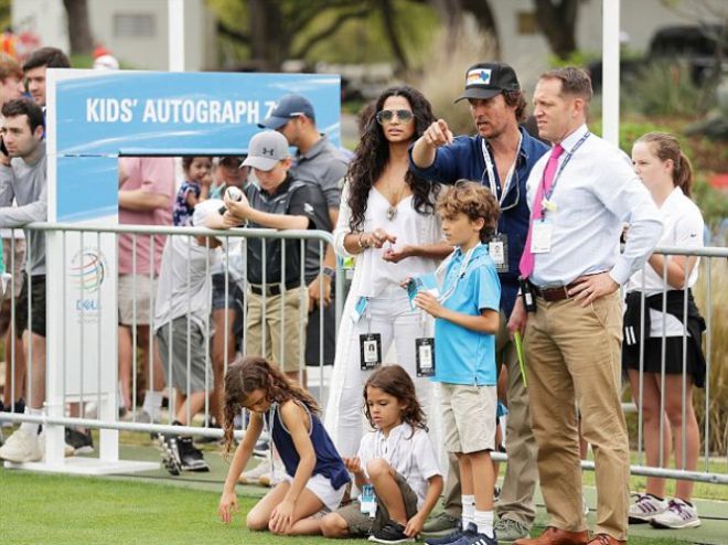 Мэттью МакКонахи и Камилла Алвес с детьми посетили финал матча по гольфу в Остин