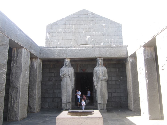 Статуи женщин-черногорок около входа