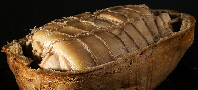 Свинско шунче, изпечено на ръжено тесто