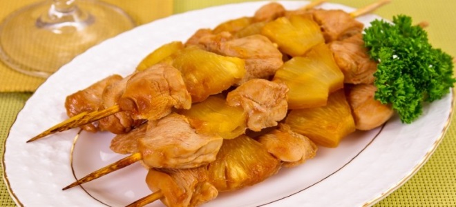 piščanec z ananasom na škrobih v peči