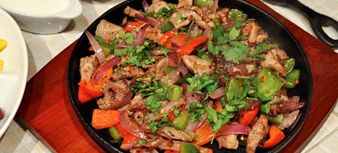 Месо със зеленчуци в тиган