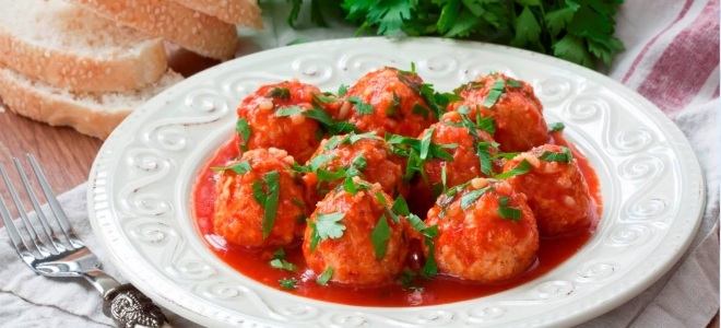 Turške mesne kroglice z omako