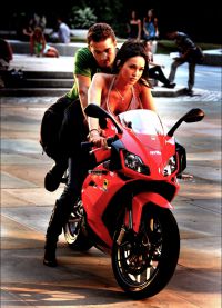 Меган и Шайа на мотоцикле