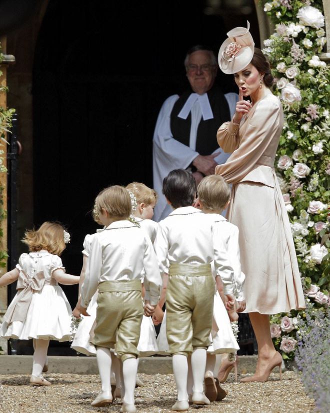 Герцогиня Кейтлин с сыном принцем Джорджем и дочерью принцессой Шарлоттой 