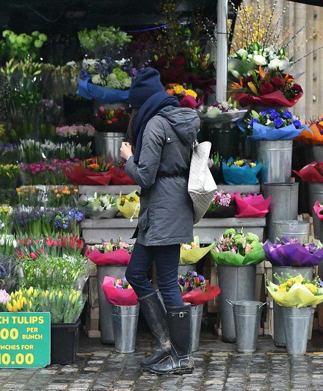 Меган Маркл сфотографировали возле уличного ларька с цветами в Лондоне