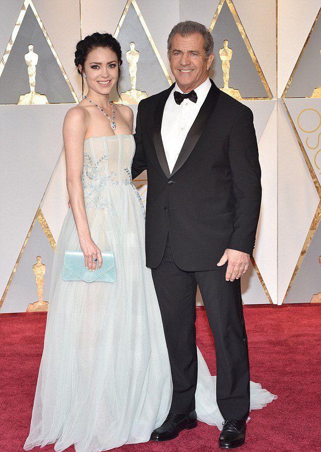 Мел Гибсон и Розалинд Росс на красной дорожке «Оскара»