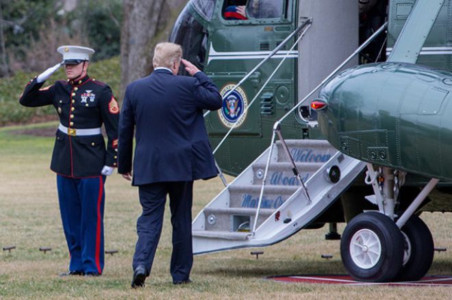 Трамп в одиночестве садится в вертолет