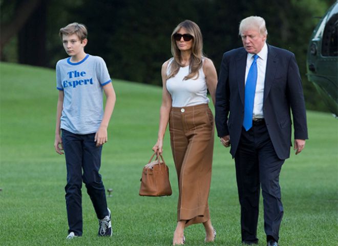 Бэррон Трамп с родителями