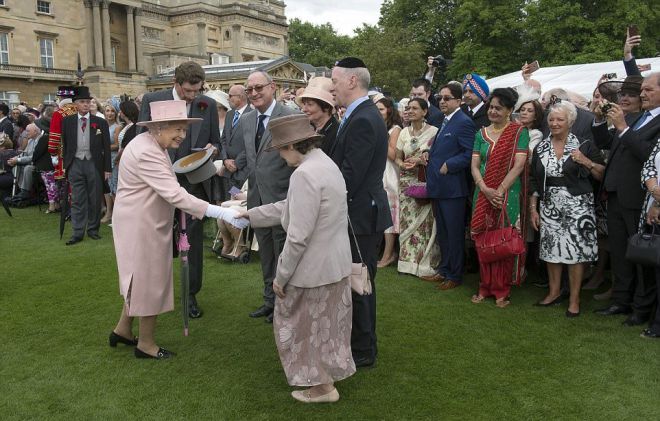 Королева лично общается с гостями