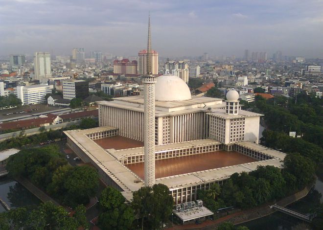 Мечеть Истикляль на площади Мердека, Джакарта