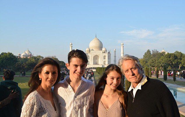 Майкл Дуглас с женой и детьми путешествует по Индии
