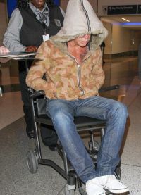 В конце зимы бывший профессиональный боксер передвигался в инвалидном кресле