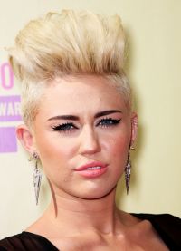Miley Cyrus účesy8