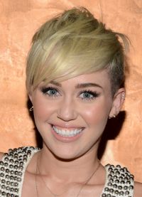Miley Cyrus účesy9