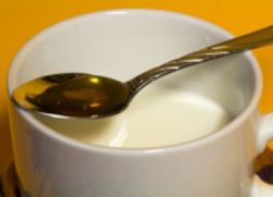 mleko z masłem i miodem