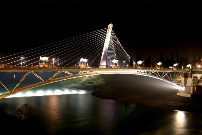 Мост тысячелетия ночью