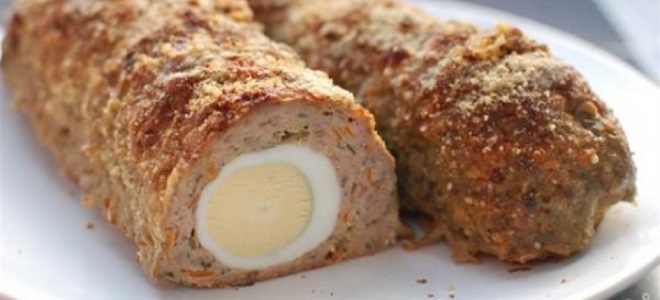 Ролл с млевено месо и јаје у пећници