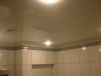 zrcaljeni strop u kupaonici. Napetost 1