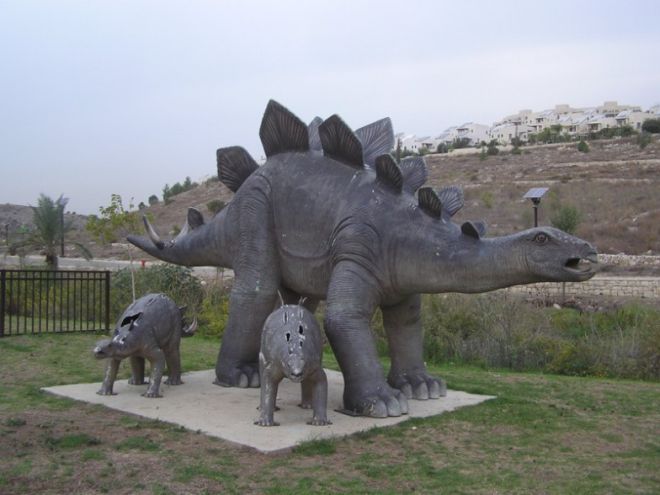 Скульптура динозавров в парке Анабе