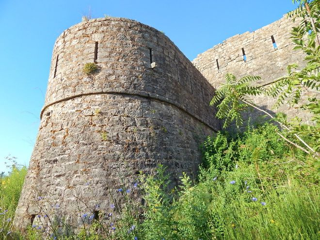 Одна из сохранившихся башен крепости Могрен