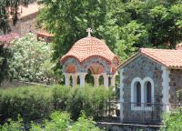 Монастырские постройки выполнены в византийском стиле