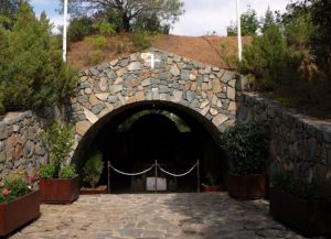 На территории монастыря находится могила Макариуса III