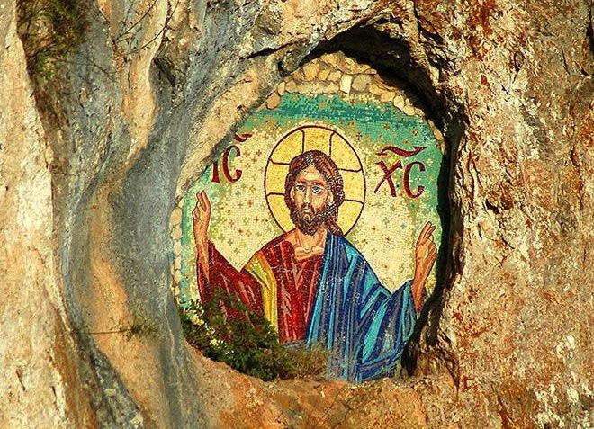Икона Спасителя притворяет вход в монастырь