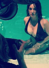 Моника Белуччи позирует перед камерой в купальнике