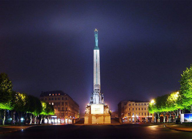 Памятник Свободы в вечернее время