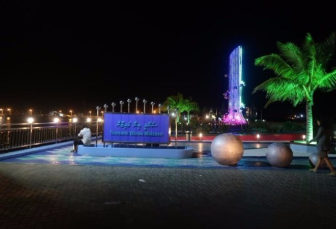 Памятник ночью