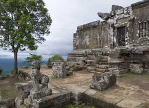 Храм Прэах Вихеар на отроге хребта Дангрэк