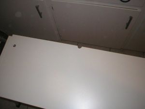 Upevnění kuchyňských skříní ke stěně23