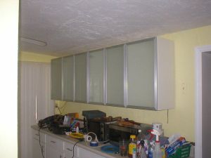 Upevnění kuchyňských skříní ke stěně27